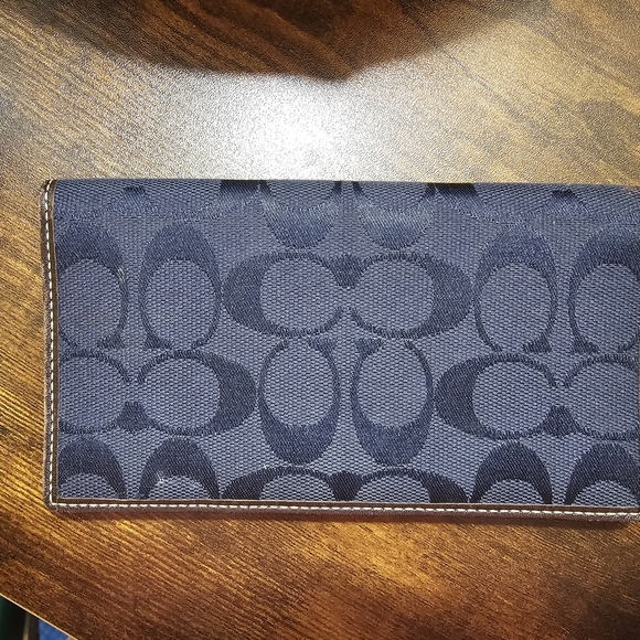 Coach Signature Wallet - Picture 6 of 8
